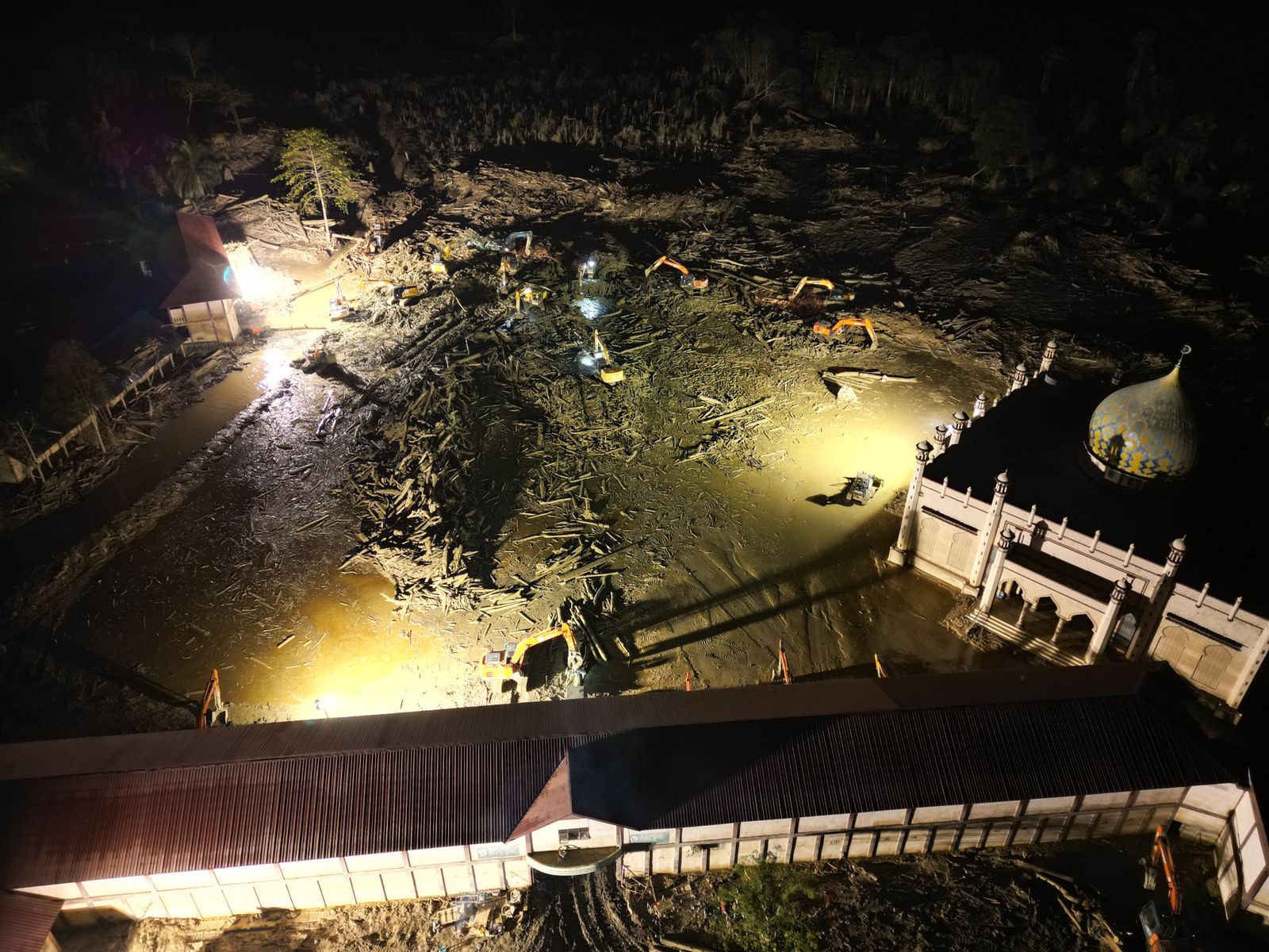 Pesantren Darul Mukhlisin Dibersihkan Meski Minim Penerangan